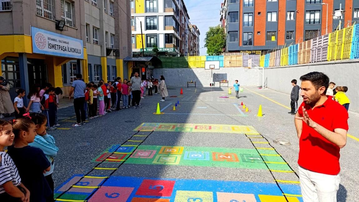 ERKEKLER FUTBOL TURNUVAMIZ VE KIZLAR PARKUR YARIŞMALARIMIZDA ÇOCUKLARIMIZIN HEYECANINA ORTAK OLDUK.